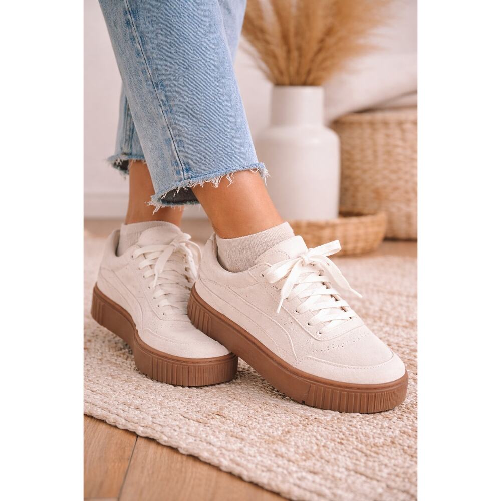 Puma Carina Lift Suede Platform Sneakers Cream Gum Sole Women’s 9.5